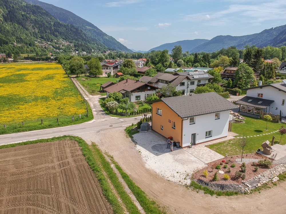 Innenaufnahme der Unterkunft „Hahns Herberge“ – Außenansicht, ganzes Haus von oben mit der Drohne fotografiert.